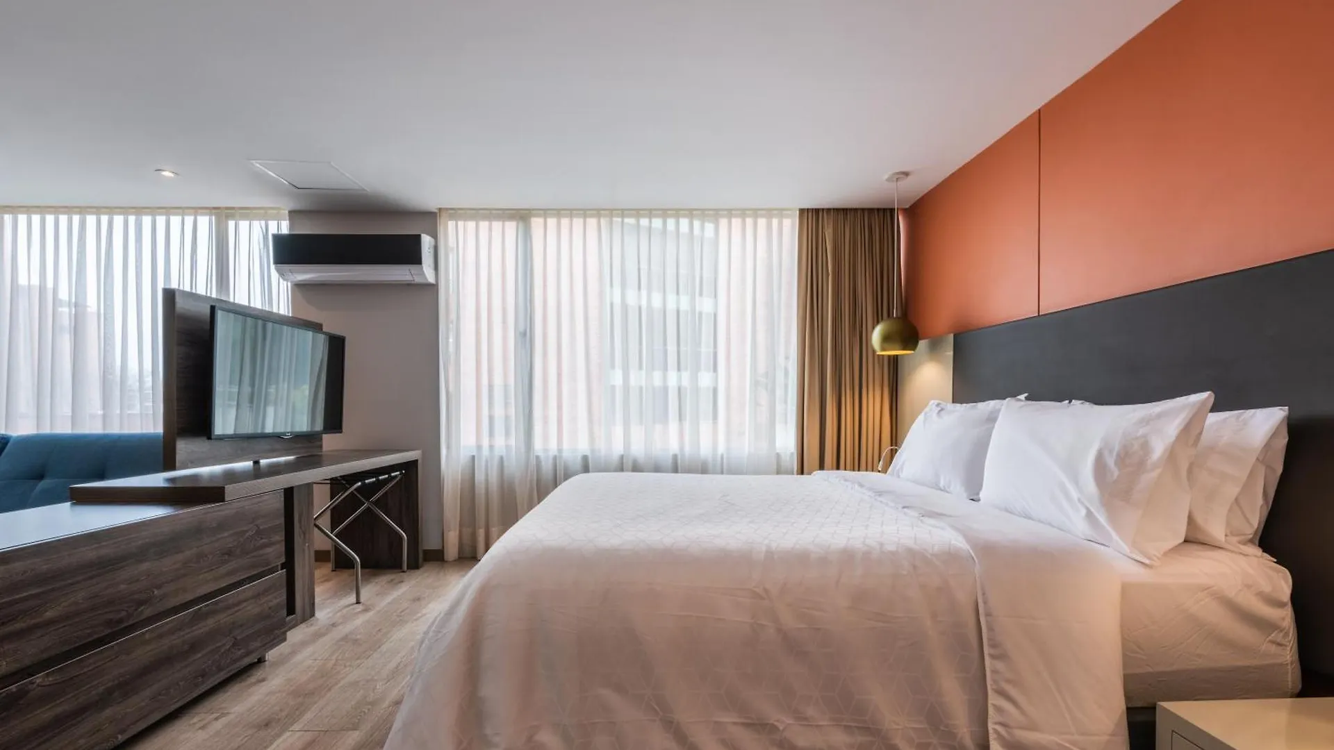 Hotel Holiday Inn Express & Suites Medellin By Ihg 4*,  Colombia